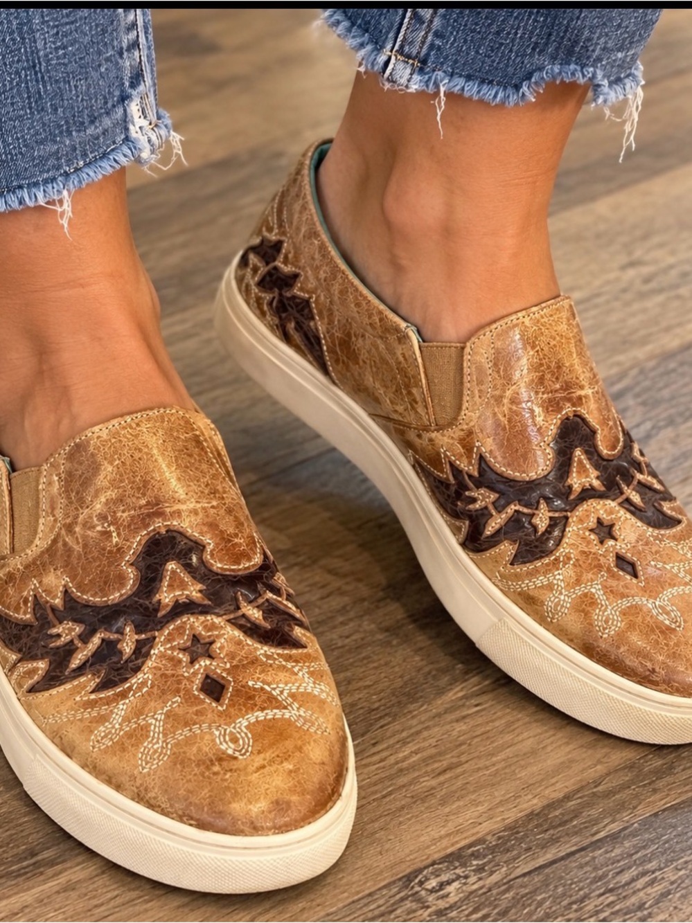 CORRAL Women’s Brown Leather Slip-On Embroidered western Sneakers size 8.5